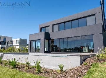 Casa · 453m² · 7 Ambientes · 2 Cocheras · Casa en Venta en El Yatch con 4 Dorm. en Suite y Pileta con Salida Al Rio