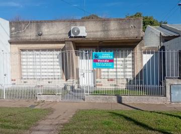 Casa · 75m² · 3 Ambientes · 1 Cochera · Casa 3 Ambientes en Venta en Lanus Apto Credito!