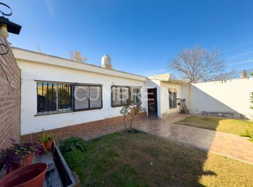 Casa · 106m² · 3 Ambientes · 1 Cochera · Casa en San Rafael a m del Parque H. Yrigoyen