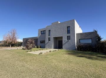 Casa · 315m² · 5 Ambientes · 5 Cocheras · Hermosa Casa en Venta en Estación del Carmen