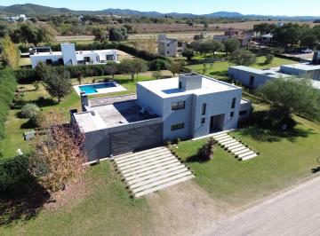 Casa · 315m² · 5 Ambientes · 5 Cocheras · Hermosa Casa con Gran Parque en Estación del Carmen, Malagueño