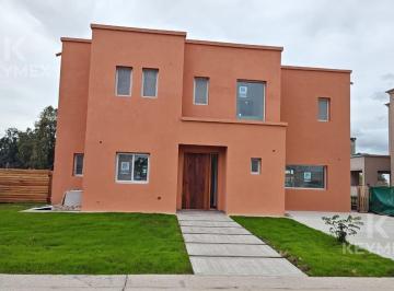 Casa · 158m² · 5 Ambientes · 2 Cocheras · Casa Alquiler - 3 Dorm. - Santa Sofia - Pilar del Este
