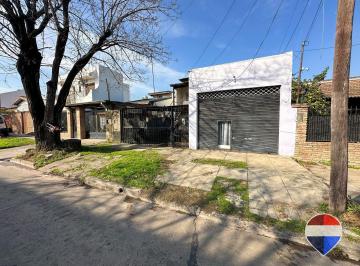 Casa · 181m² · 4 Ambientes · 1 Cochera · Casa 4 Ambientes Venta Luis Guillon con Local