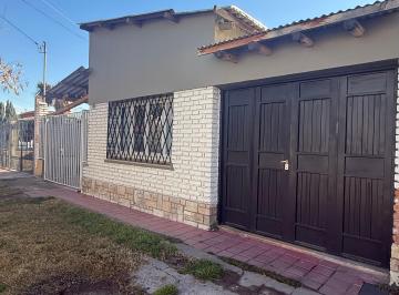 Casa de 8 ambientes, Las Tortugas · Casa en Venta en Godoy Cruz – Amplio Terreno con Pileta y Excelente Potencial