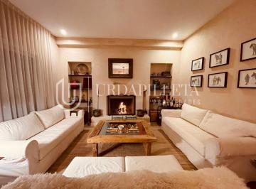 Casa · 220m² · 4 Ambientes · 4 Cocheras · Casa en Venta en La Emilia Pilar