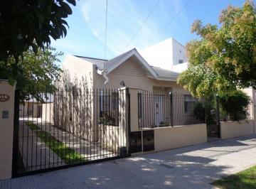 Casa de 3 ambientes, Esteban Echeverría · Casa 3 Ambientes en Excelente Zona Todos Los Servicios.