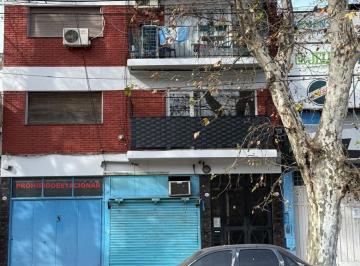 Departamento de 3 ambientes, Pompeya · Tres Ambientes Al Frente con Balcón Muy Luminoso