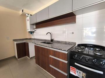 Excelente departamento ubicado en un segundo piso con ascensor, ideal para quien · Departamento en Alquiler – 1 Dormitorio con Cochera y Balcón Frontal en Godoy Cruz