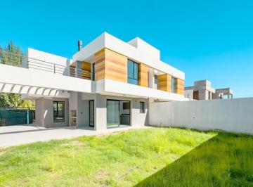 Casa · 130m² · 5 Ambientes · 1 Cochera · Casa Tipo Duplex de 3 Dorm. – Barrio Dos Rios Neuquen