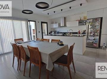 Casa · 180m² · 6 Ambientes · 2 Cocheras · Hermoso y Amplio Dúplex en Claros del Bosque!