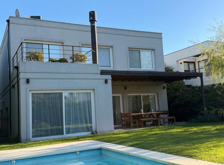 Casa · 200m² · 5 Ambientes