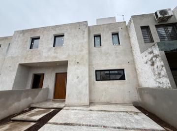Casa · 114m² · 4 Ambientes · 1 Cochera · Venta Duplex 2 Dorm. Nuevo Urca a Estrenar