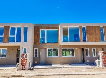 Departamento · 91m² · 3 Ambientes · 1 Cochera · Townhouse en Venta 3 Ambientes con Jardin Privado en Aldeana Pilar
