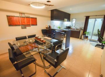 Casa · 89m² · 4 Ambientes · 1 Cochera · Venta Casa Dos Dorm. y Cochera