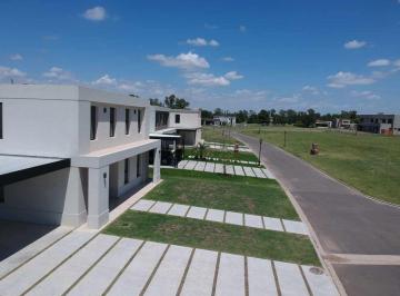 Casa · 218m² · 4 Ambientes · 2 Cocheras · Venta Casa a Estrenar en Pilar Golf C/financiación