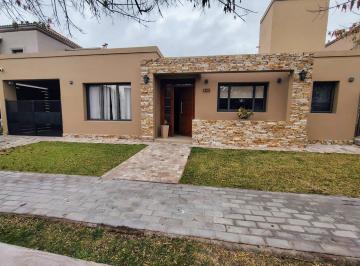 Casa · 161m² · 6 Ambientes · 3 Cocheras · Casa en General Gutierrez