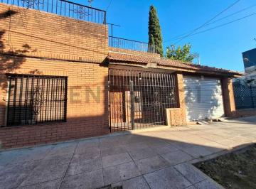 Casa · 147m² · 3 Ambientes · 1 Cochera · Venta Casa 3 Ambientes con Jardin - Caseros