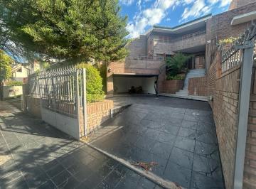 Casa · 198m² · 6 Ambientes · 4 Cocheras · Casa en Parque Chacabuco