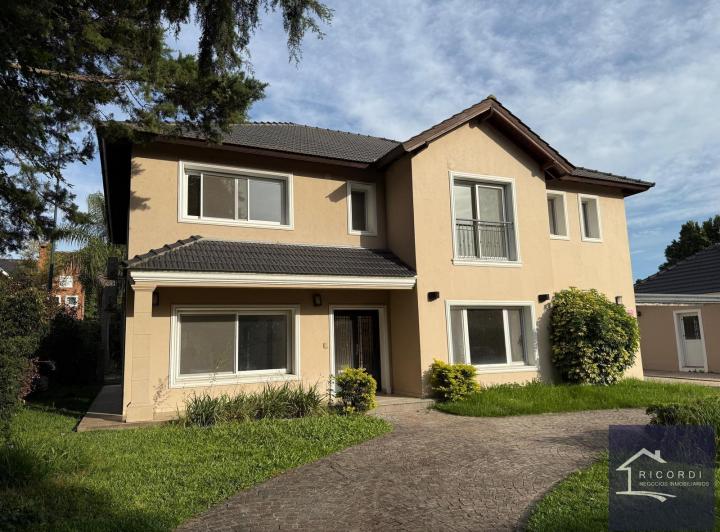 Casa · 360m² · 7 Ambientes · 3 Cocheras