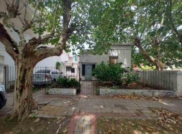 Casa · 78m² · 4 Ambientes · 2 Cocheras · Venta Casa 4 Ambientes en Quilmes Oeste a Refaccionar