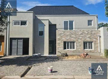 Casa · 300m² · 6 Ambientes · 1 Cochera · Casa en Hudson Chico