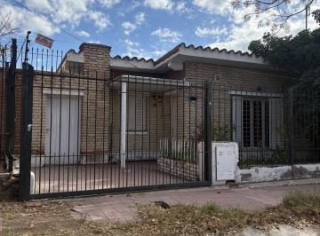 Casa · 130m² · 4 Ambientes · 1 Cochera · Casa de Material Frente Al Barrio Alto Dorrego