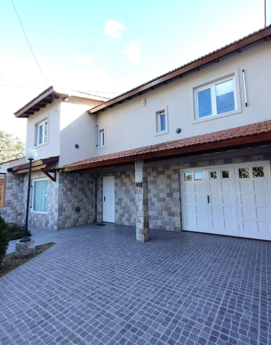 Chalet 5 amb, 194m² con cochera y quincho — Constitución