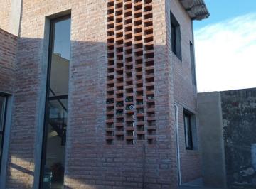 Casa · 285m² · 3 Ambientes · Casa en Venta - 2 Dorm. 4 Baños - 450 m² - Chivilcoy