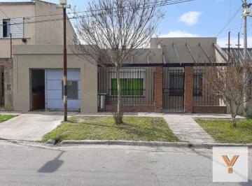 Casa · 128m² · 5 Ambientes · 1 Cochera · Casa en Venta - 3 Dorm. 2 Baños - Cochera - 144 m² - Villa Elvira