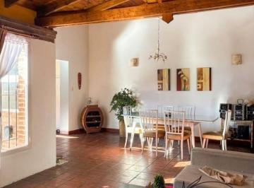 Casa · 114m² · 3 Ambientes · 2 Cocheras · Venta Impecable Chalet Rustico de 3 Ambientes con Gran Parque - Caisamar