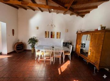 Casa · 114m² · 3 Ambientes · 2 Cocheras · Venta Impecable Chalet Rustico de 3 Ambientes con Gran Parque - Caisamar