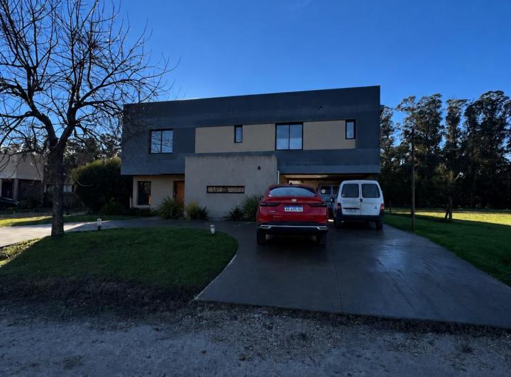 Casa · 220m² · 5 Ambientes · 1 Cochera