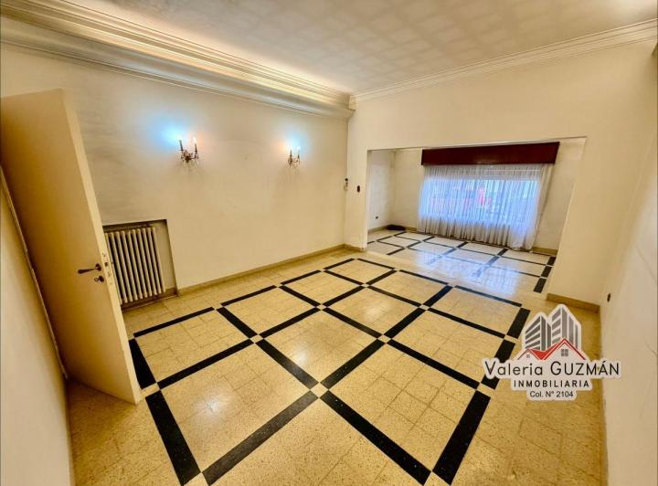 Casa · 230m² · 6 Ambientes · 1 Cochera