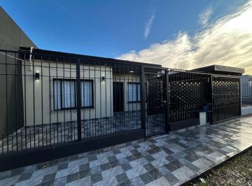 Casa · 68m² · 4 Ambientes · 8 Cocheras · Casa 4 Amb. C/ Cochera Amplia y Pileta a Estrenar