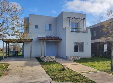 Casa · 220m² · 5 Ambientes · 1 Cochera · Casa en Venta a Estrenar en Araucarias Puertos del Lago
