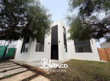 Casa · 180m² · 5 Ambientes · 1 Cochera · Casa en Venta en Pilar del Este, Barrio Santa Emilia, Pilar, G. B. a. Zona Norte