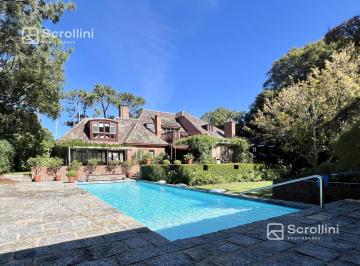 Casa · 1100m² · 8 Dormitorios · 4 Cocheras · Casa en Venta