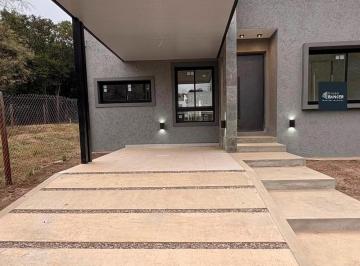 Casa · 122m² · 3 Ambientes · 1 Cochera · Casa a Estrenar en Villa Catalina