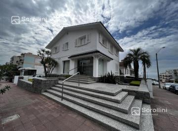 Casa · 301m² · 7 Dormitorios · 1 Cochera · Casa - Península