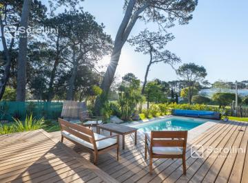 Casa · 140m² · 3 Dormitorios · 2 Cocheras · Casa en Alquiler