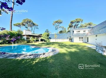 Casa · 2017m² · 5 Dormitorios · 2 Cocheras · Casa en Venta Parada 9 de Rosevelt