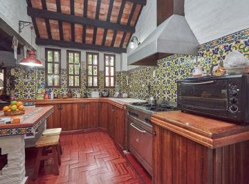 Casa · 291m² · 5 Ambientes · 1 Cochera · Casa de Estilo 5 Amb. Balcón Garaje Patio Piscina