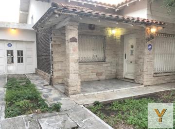 Casa · 180m² · 4 Ambientes · 3 Cocheras · Casa en Venta - 3 Dorm. 2 Baños - Cocheras - Villa Maipú