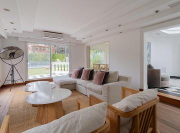 Casa · 440m² · 6 Ambientes · 6 Cocheras · Casa en Alquiler o Venta en Barrio Privado en San Isidro