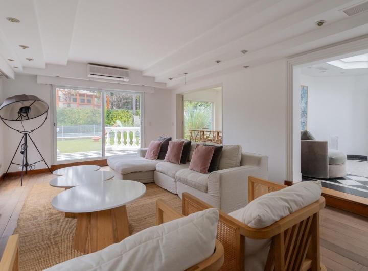 Casa · 440m² · 6 Ambientes · 6 Cocheras