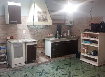 Casa de 4 ambientes, Lanús · Casa en Lote Propio con Cochera y Quincho en El Fondo