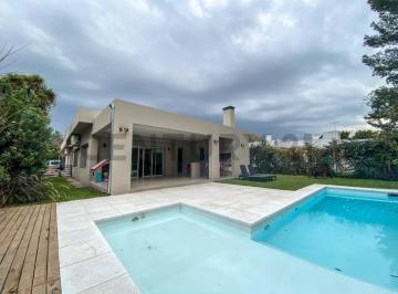 Casa · 220m² · 4 Ambientes · 3 Cocheras · Venta Casa Moderna El Sosiega Impecable en 1 Planta