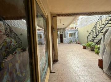 Casa de 4 ambientes, Lanús · Casa Amplia con Dos Patios y Tres Habitaciones
