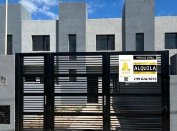 Casa · 80m² · 2 Dormitorios · 1 Cochera · Casa Tipo Duplex con Amplio Patio E Ingreso Vehicular