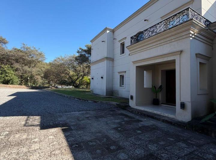 Casa · 330m² · 6 Ambientes · 2 Cocheras
